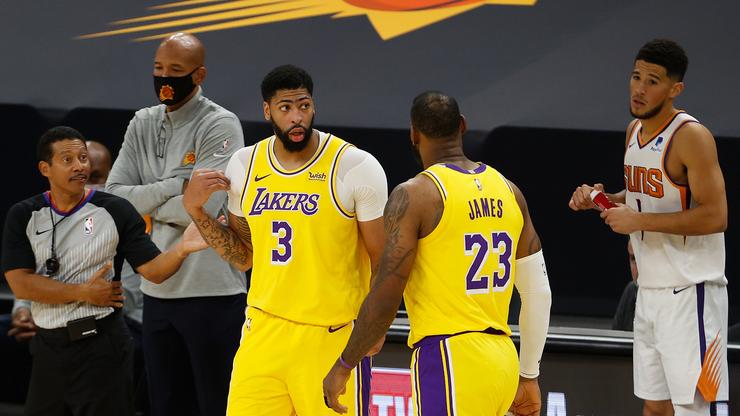 Anthony Davis Caught Clipping Toenails On Bench During Lakers' Game