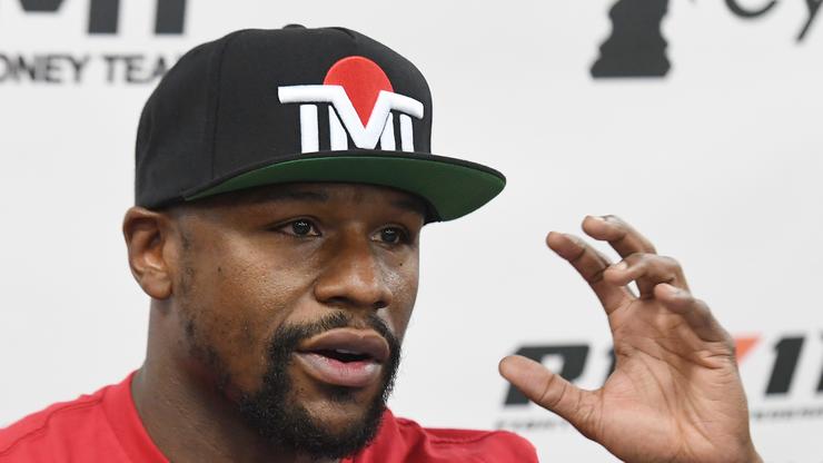 Floyd Mayweather Ignores Insults About Intelligence & Criminal Past
