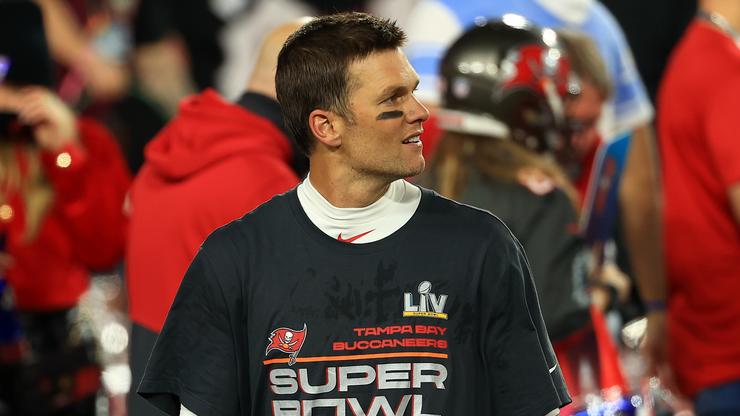 Tom Brady & Bucs Show Off Insane Super Bowl Rings