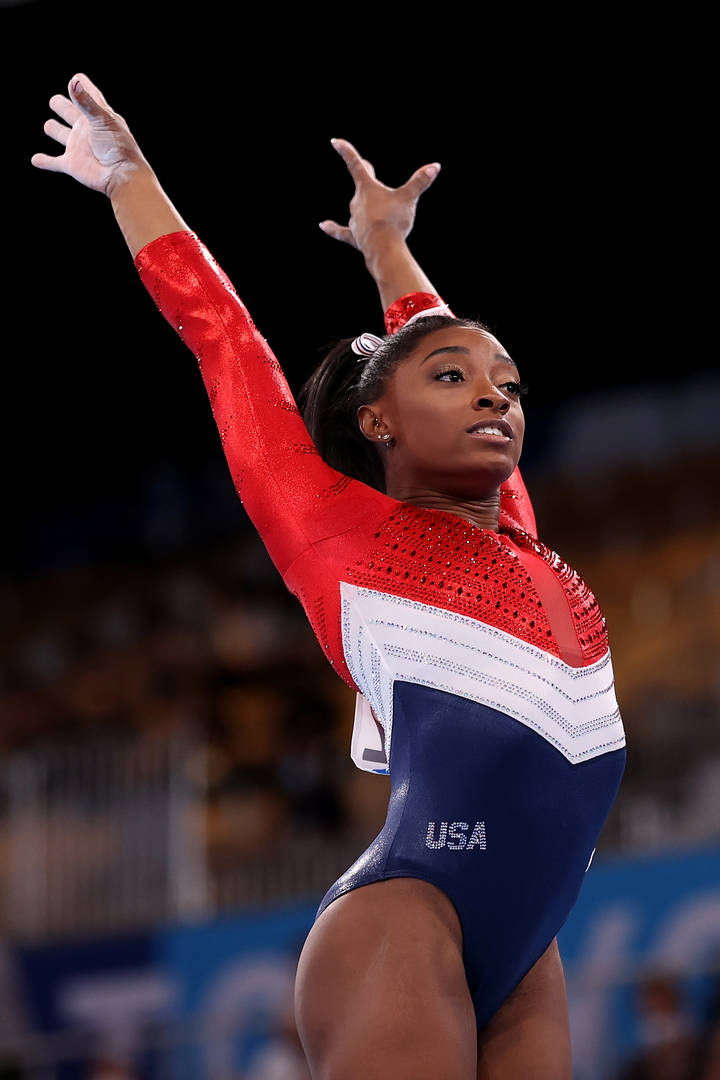  Simone Biles of Team United States competes in vault during the Women's Team Final on day four of the Tokyo 2020 Olympic Games at Ariake Gymnastics Centre on July 27, 2021 in Tokyo, Japan.
