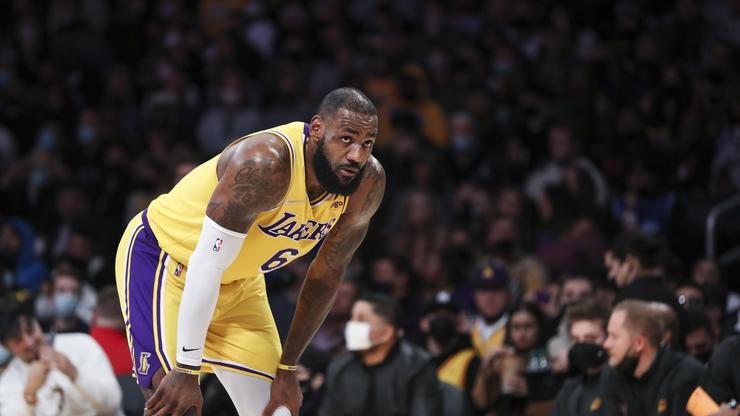 LeBron James Flexes A Cigar While Arriving To Lakers Vs. Suns Game