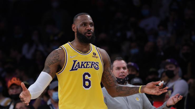 LeBron James Flexes On The Kings After 31-Point Performance