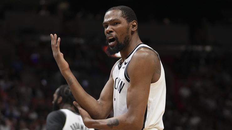 Kevin Durant Spars With Reporter Over "Irrelevant" Knicks